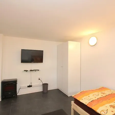 Lejlighed Privat-souterrain-apartment *
